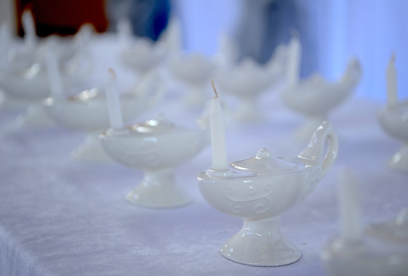 Candle lamps on a table for the pinning ceremony.